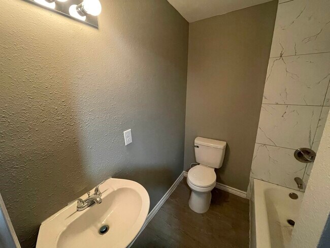 Building Photo - 705 Bustamante St