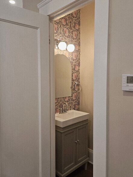 Building Photo - 9715 Clifton Blvd