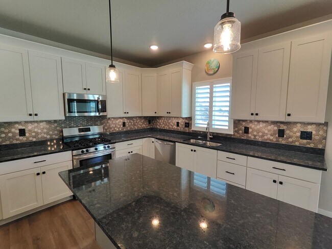 Building Photo - Spacious 4 bed/2.5 bath Home!