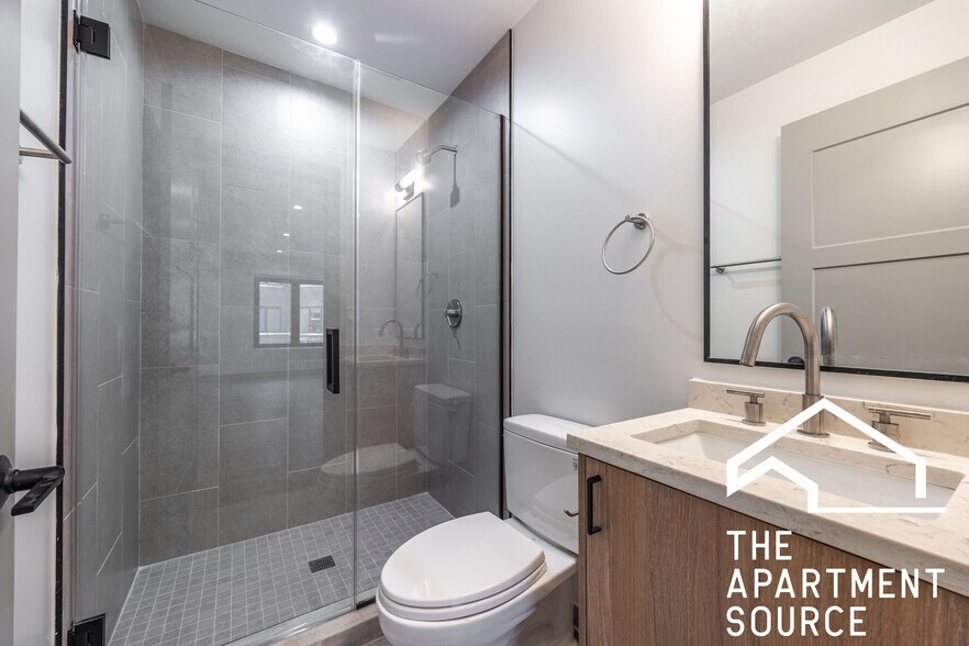 Building Photo - 1333 W Estes Ave