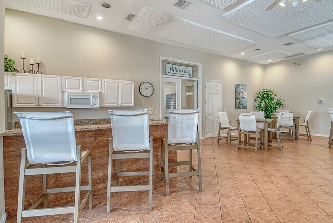 Building Photo - Spacious 3 bedroom, 2 bath condo with a lake view in Palmer Ranch