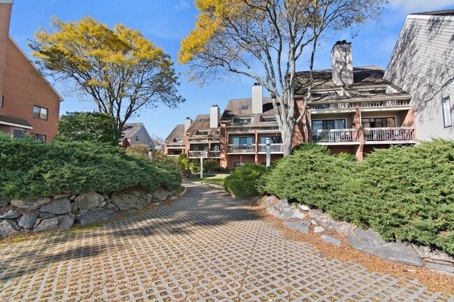 Building Photo - 7 River Rd