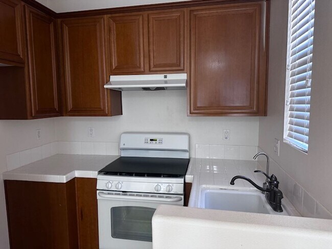 Building Photo - Excellent Extended Family home!
