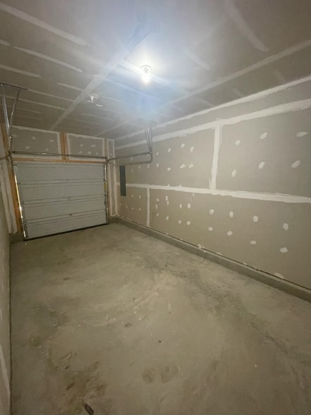 Building Photo - 273 Thompson Ave