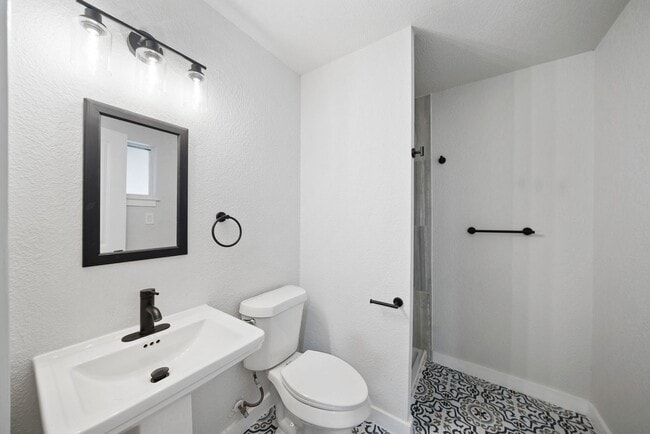 Building Photo - Charming Home Awaits: Spacious & Modern Living in a Prime Location