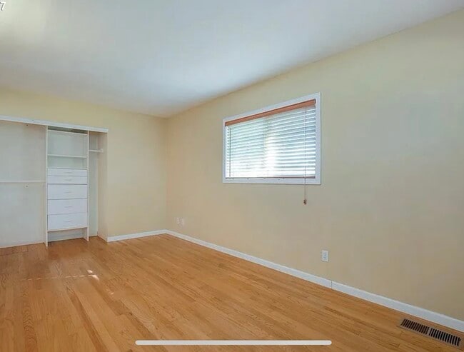 Building Photo - 1005 NE Newall Rd