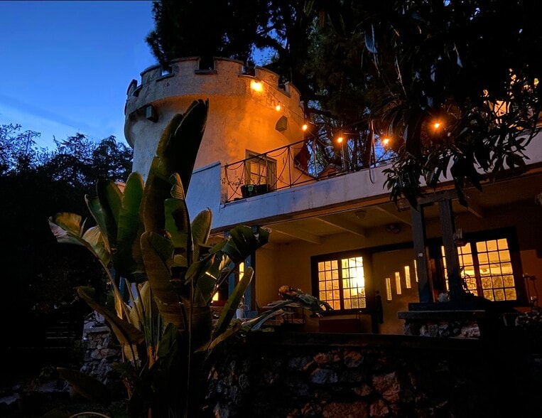 Primary Photo - 8337 Lookout Mountain Ave