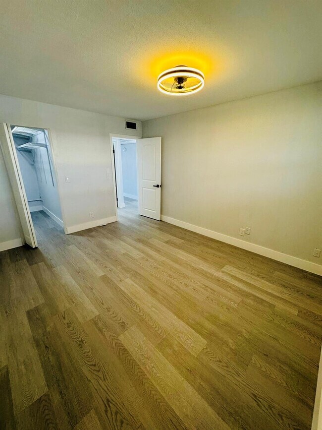 Building Photo - 364 Flanders Dr