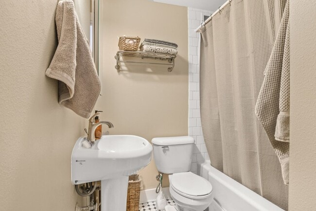 Building Photo - 1319 Rutledge St