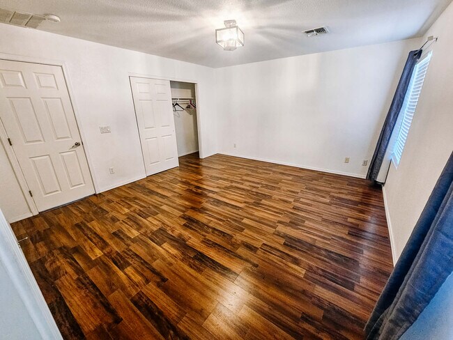 Building Photo - 3552 N Riverhaven Dr