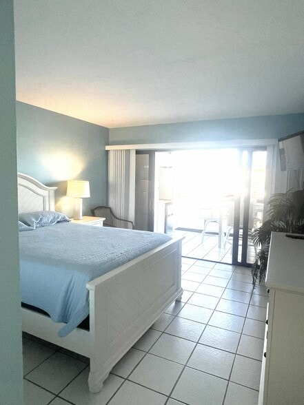 Building Photo - 3160 Matecumbe Key Rd