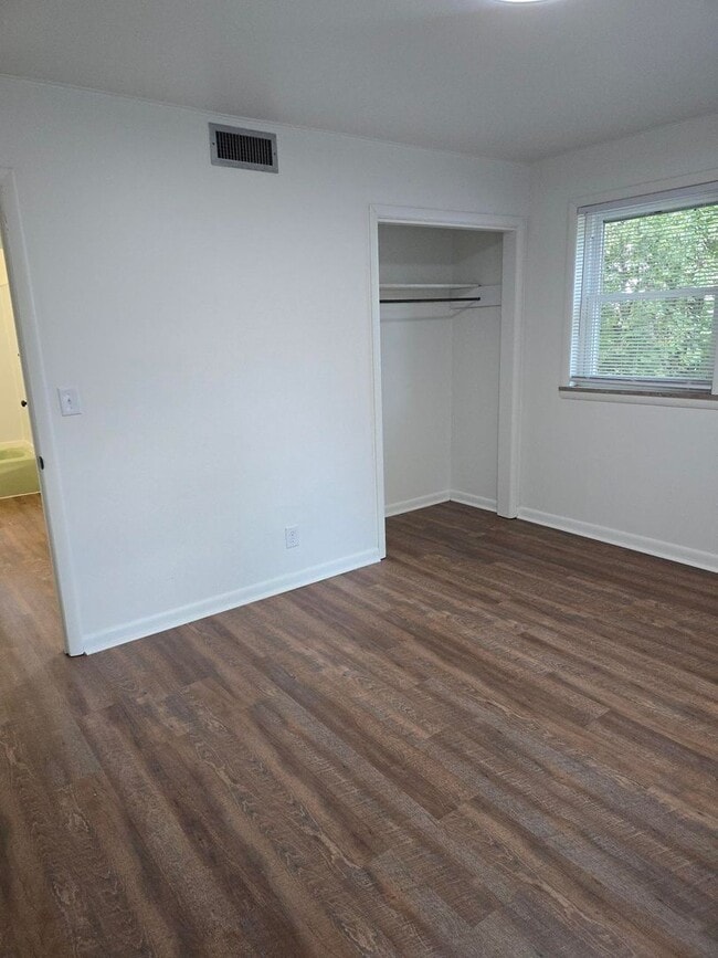 Building Photo - 2 bedroom 1 bath