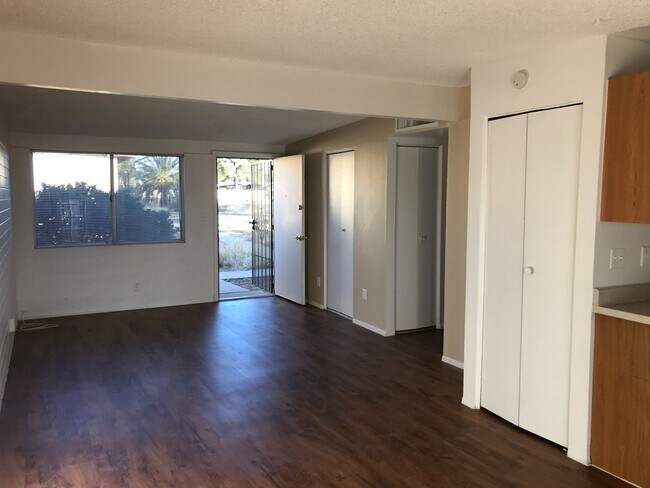 Building Photo - Conveniently Located 3Bdm 2Ba Townhome!