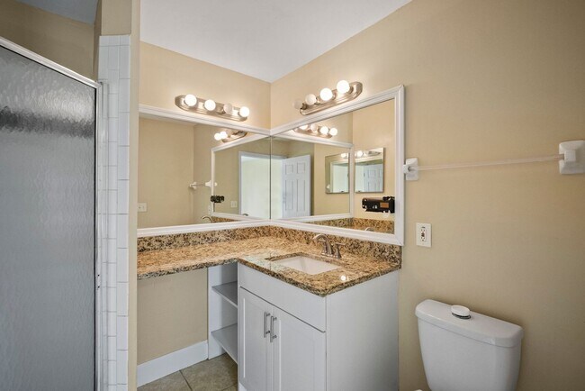 Building Photo - Beautiful 3 bedrooms+ DEN 2 bathrooms sing...