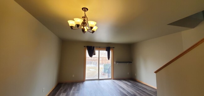 Building Photo - 3 Bed 2.5 Bath Townhome For Rent!