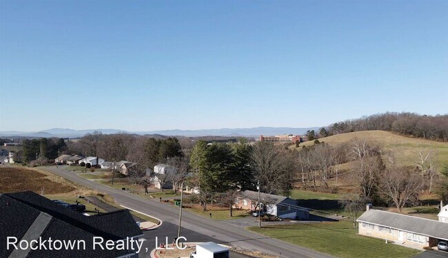 Building Photo - 3 br, 2.5 bath House - 3035 Locust Grove