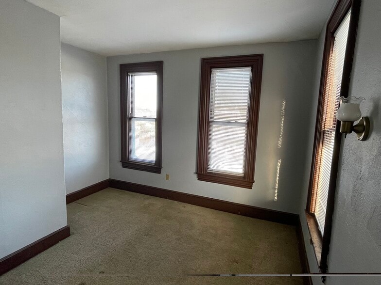 Building Photo - 156 S Broad St