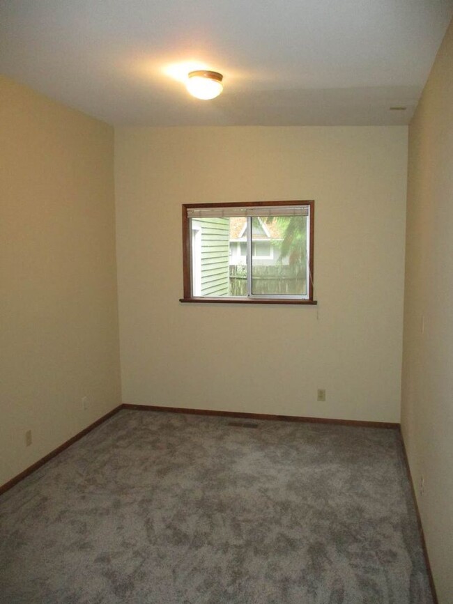 Building Photo - 2 bedroom 1 bathroom Apartment close to Do...