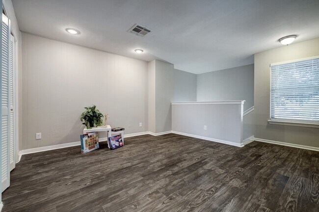 Building Photo - 7913 Ellinger Ln