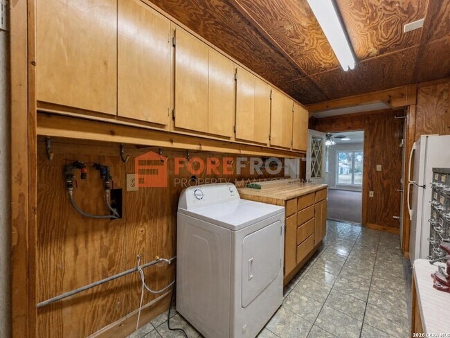 Building Photo - 7845 Village Oak Dr