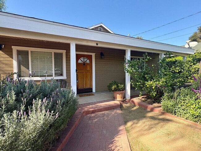 Building Photo - Single Family Home in Oak View!