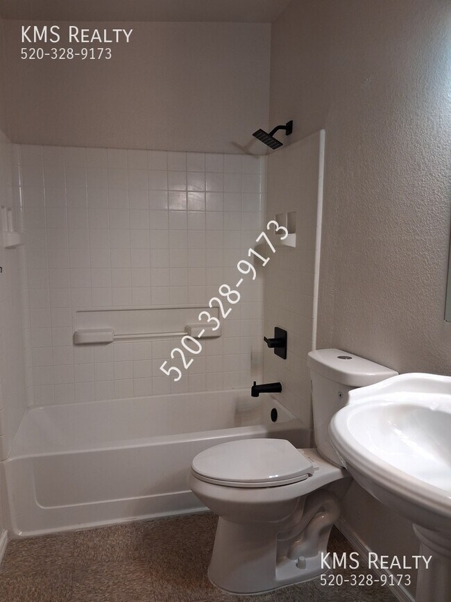 Building Photo - 2867 N Tolman Dr