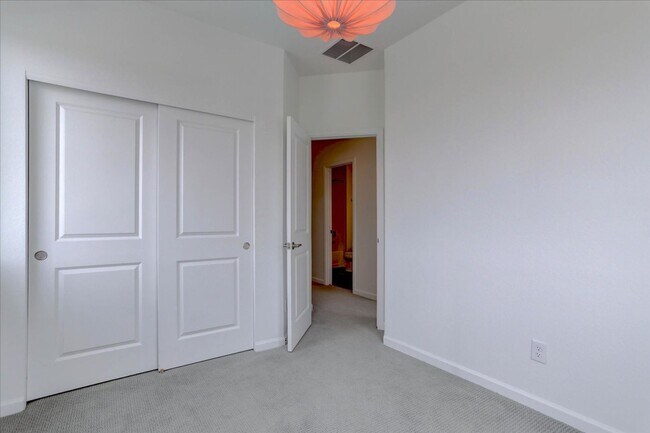 Building Photo - 1828 S Poplar Ct