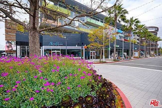 Building Photo - 7100 Playa Vista Dr