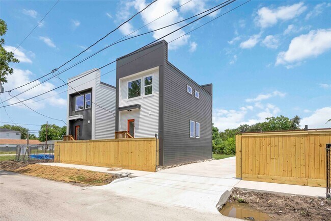 Building Photo - 2112 Des Chaumes St