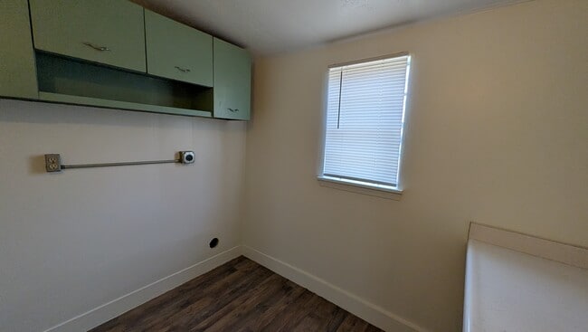 Building Photo - 320 W Dill St