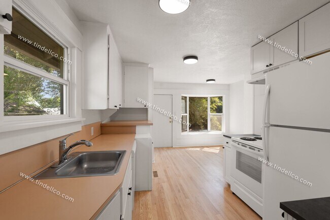 Building Photo - Pet-Friendly Portsmouth Bungalow with Fenc...