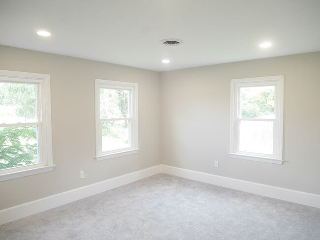 Building Photo - Charming Single-Family Home with Modern Up...