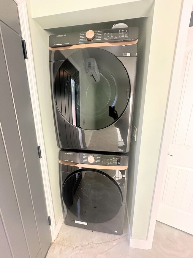 Building Photo - 22235-22241-22243 Wyandotte St.