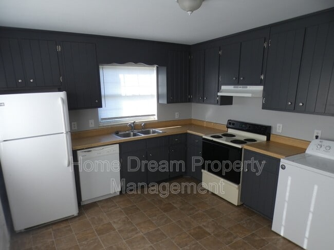 Building Photo - 1823 Meadow Dr