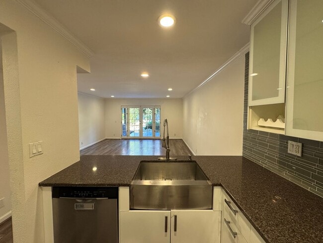 Building Photo - Beautiful 1Bd/1Ba Condo Overlooking Stream...