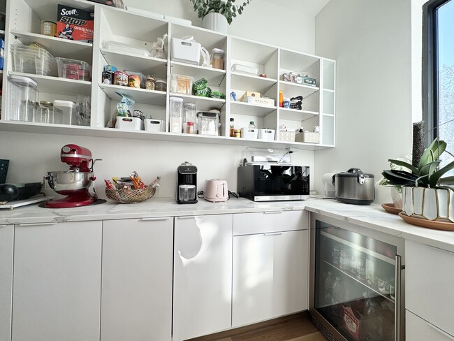 Building Photo - 4732 Mercier St