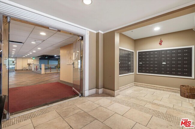 Building Photo - 620 S Gramercy Pl