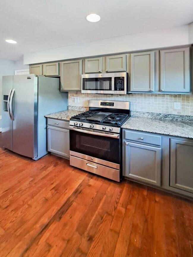 Building Photo - Amazing 4 Bedroom, 4 Bath SFH Corner Lot, ...