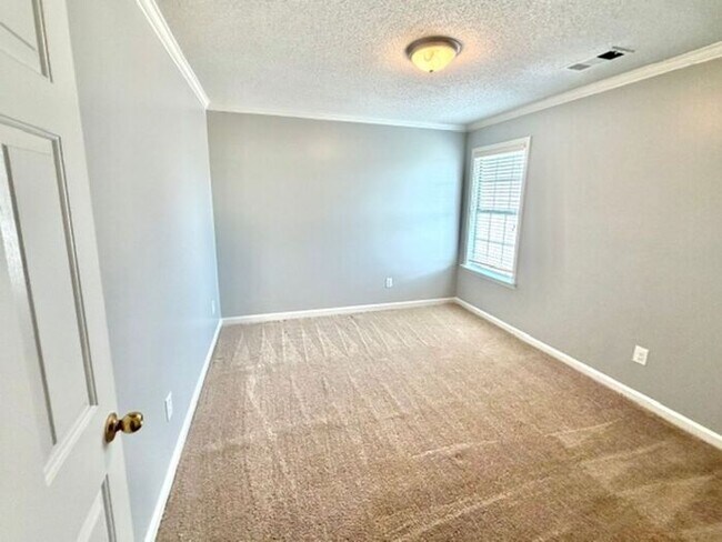 Building Photo - Spacious 4 bedroom with den available now in Cordova.
