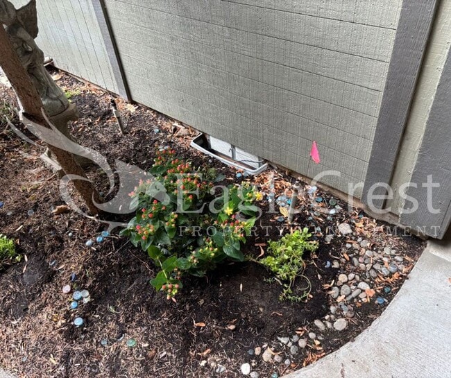 Building Photo - Three Bedroom Townhome Near Country Club G...
