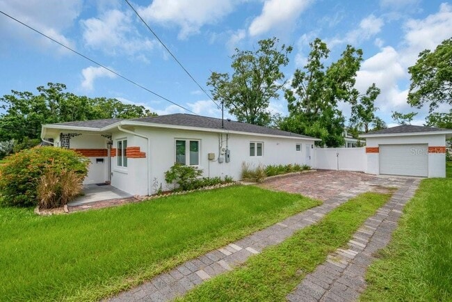 Building Photo - 1207 W Adalee St