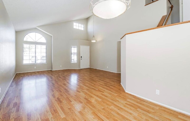 Building Photo - 4540 Grandview Dr