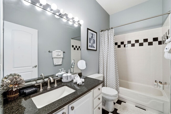 Building Photo - 657 N Carpenter St