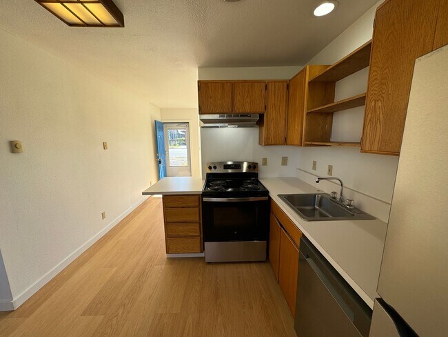 Building Photo - Adorable two bedroom cottage in Newport!