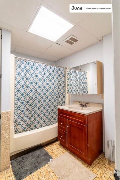 Building Photo - Room in Shared 3 bed/1 bath home