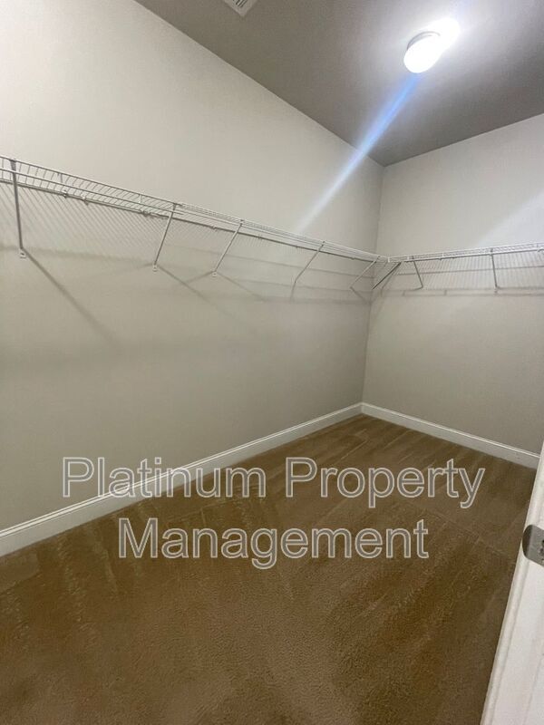 Building Photo - 5180 Mirror Lake Dr