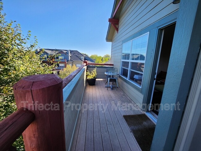 Building Photo - 5220 Boardwalk Dr