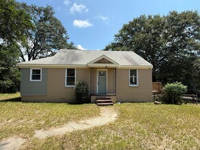 Building Photo - Newly Renovated 2 Bed/1 Bath Cottage