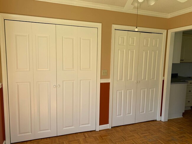 Building Photo - Amazing 4 Bedroom, 3 Bath Home With 2 Kitc...
