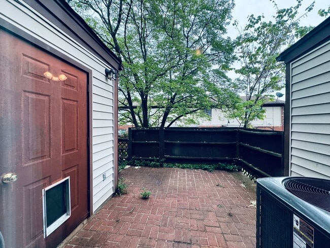 Building Photo - Comfort and Convenience